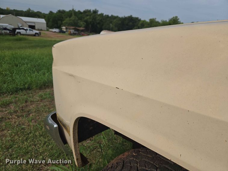 image for item EW8587 1987 Chevrolet Custom 20 bale bed pickup truck