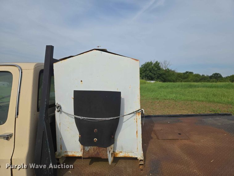 image for item EW8587 1987 Chevrolet Custom 20 bale bed pickup truck