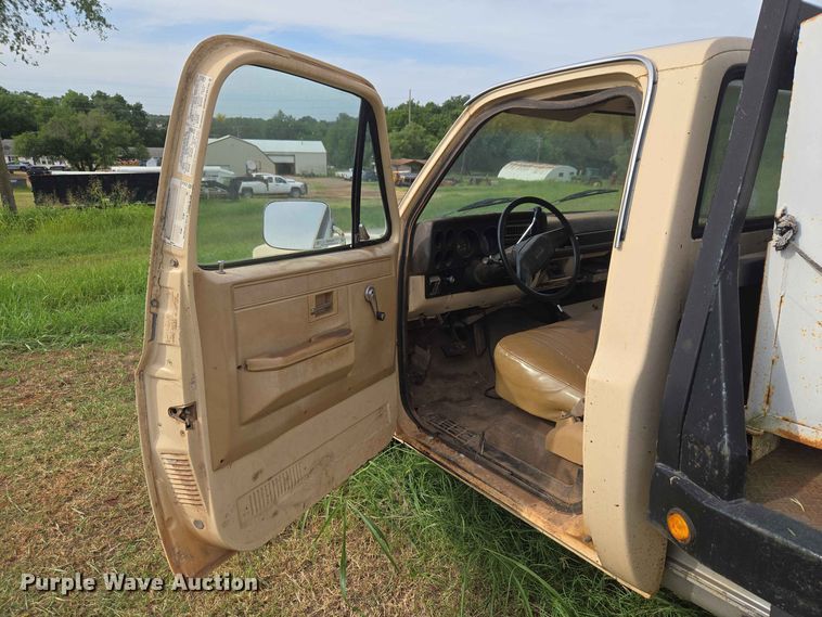 image for item EW8587 1987 Chevrolet Custom 20 bale bed pickup truck