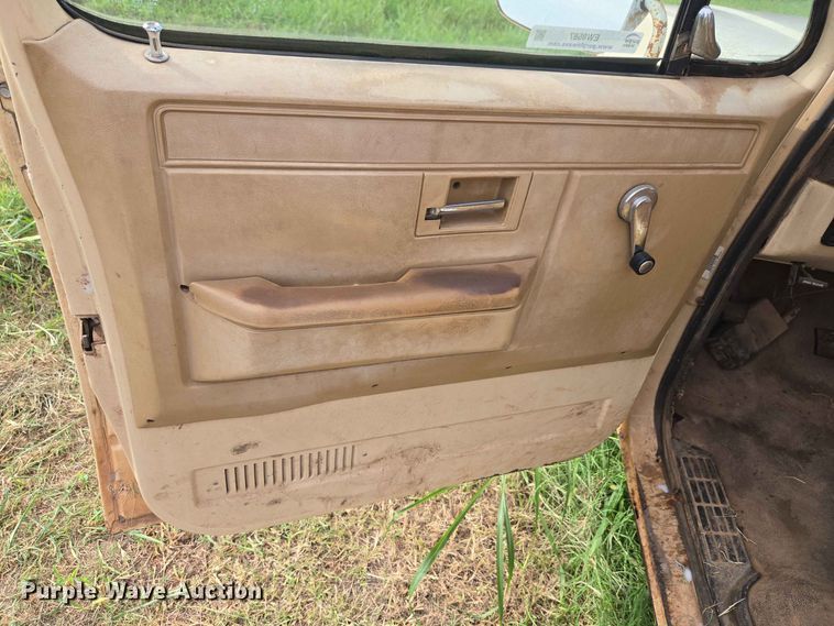 image for item EW8587 1987 Chevrolet Custom 20 bale bed pickup truck