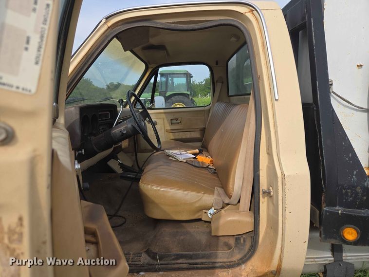 image for item EW8587 1987 Chevrolet Custom 20 bale bed pickup truck