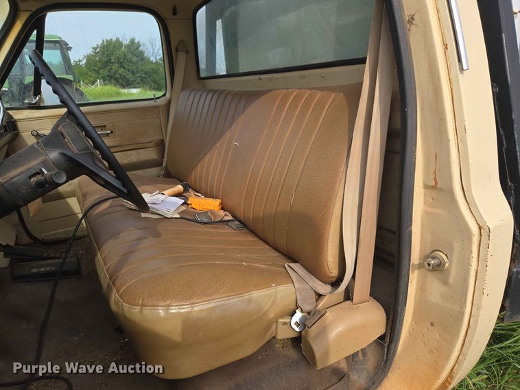 image for item EW8587 1987 Chevrolet Custom 20 bale bed pickup truck