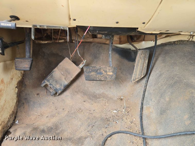 image for item EW8587 1987 Chevrolet Custom 20 bale bed pickup truck