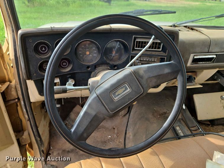 image for item EW8587 1987 Chevrolet Custom 20 bale bed pickup truck