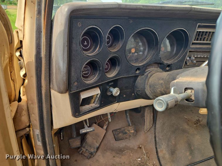 image for item EW8587 1987 Chevrolet Custom 20 bale bed pickup truck