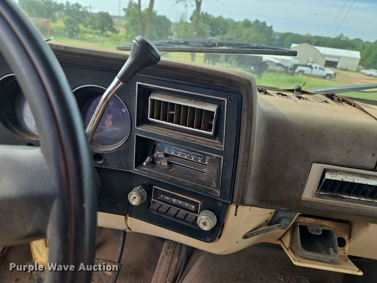 image for item EW8587 1987 Chevrolet Custom 20 bale bed pickup truck