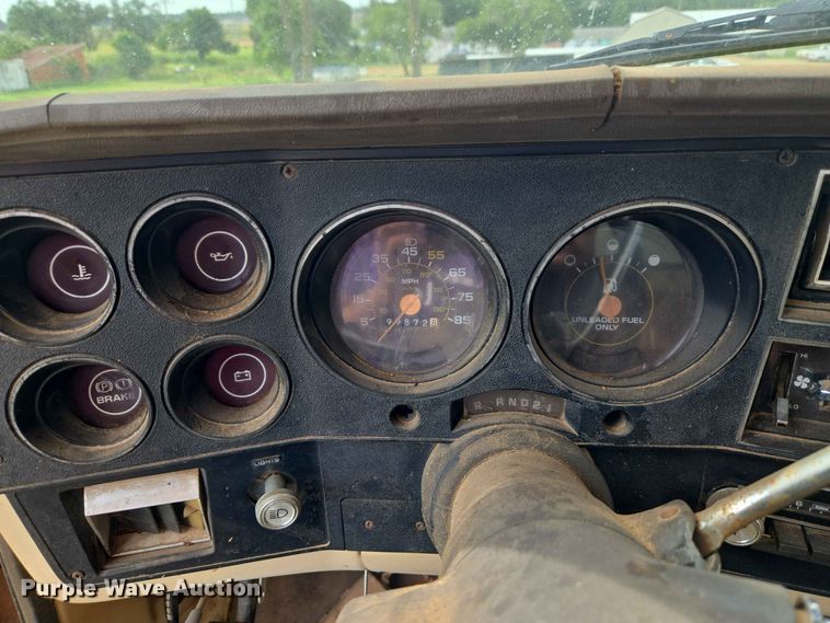 image for item EW8587 1987 Chevrolet Custom 20 bale bed pickup truck