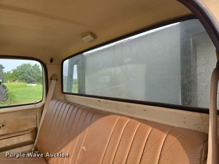image for item EW8587 1987 Chevrolet Custom 20 bale bed pickup truck
