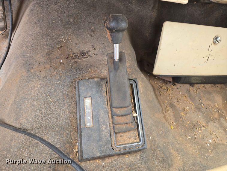 image for item EW8587 1987 Chevrolet Custom 20 bale bed pickup truck