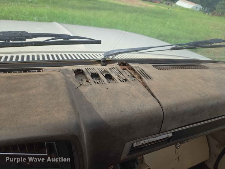 image for item EW8587 1987 Chevrolet Custom 20 bale bed pickup truck