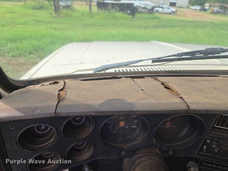 image for item EW8587 1987 Chevrolet Custom 20 bale bed pickup truck