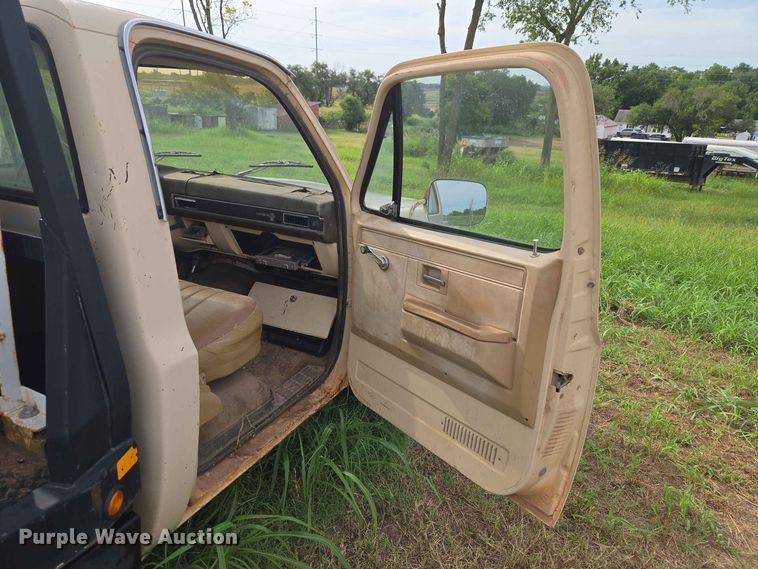 image for item EW8587 1987 Chevrolet Custom 20 bale bed pickup truck