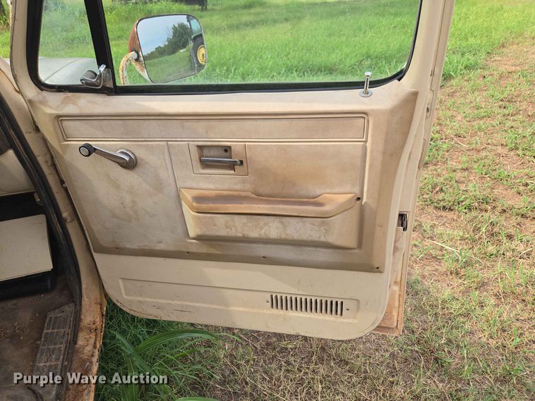 image for item EW8587 1987 Chevrolet Custom 20 bale bed pickup truck