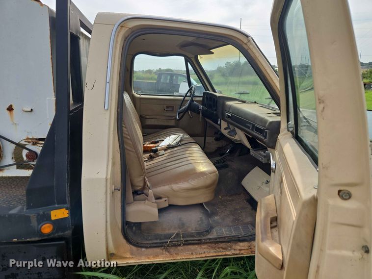 image for item EW8587 1987 Chevrolet Custom 20 bale bed pickup truck
