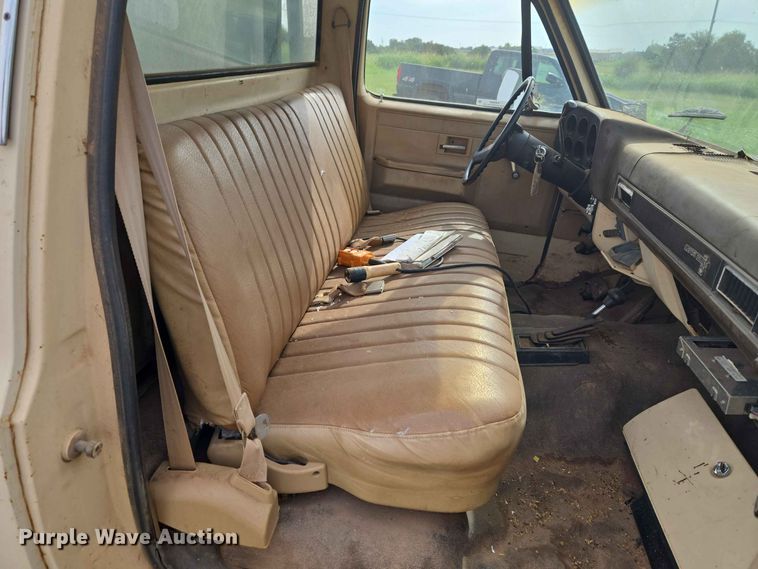 image for item EW8587 1987 Chevrolet Custom 20 bale bed pickup truck