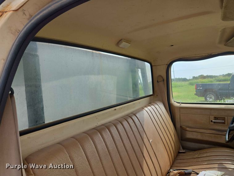 image for item EW8587 1987 Chevrolet Custom 20 bale bed pickup truck