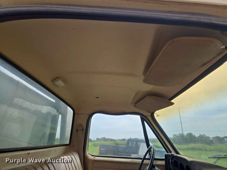 image for item EW8587 1987 Chevrolet Custom 20 bale bed pickup truck