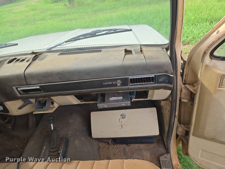 image for item EW8587 1987 Chevrolet Custom 20 bale bed pickup truck