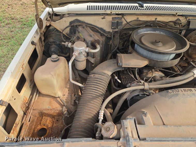 image for item EW8587 1987 Chevrolet Custom 20 bale bed pickup truck