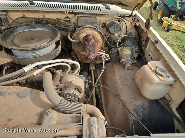 image for item EW8587 1987 Chevrolet Custom 20 bale bed pickup truck