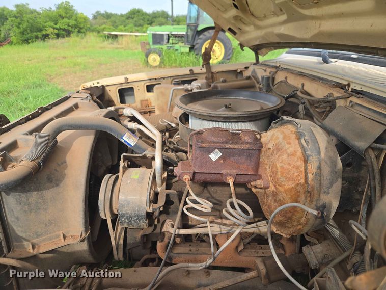 image for item EW8587 1987 Chevrolet Custom 20 bale bed pickup truck