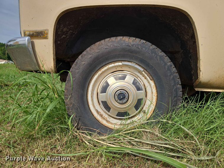 image for item EW8587 1987 Chevrolet Custom 20 bale bed pickup truck
