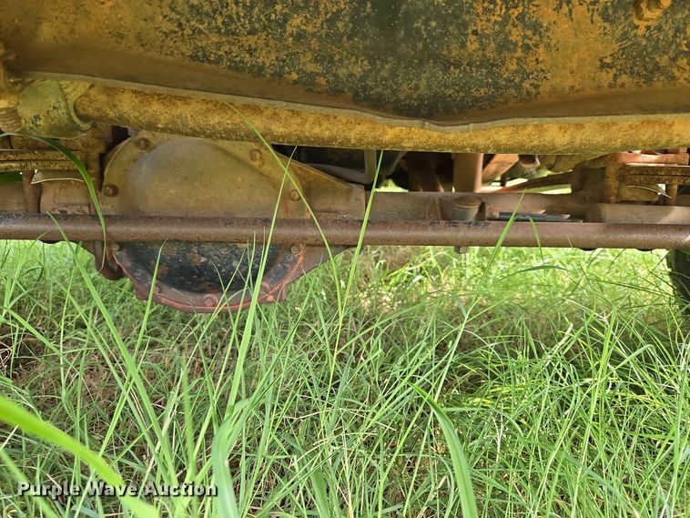 image for item EW8587 1987 Chevrolet Custom 20 bale bed pickup truck
