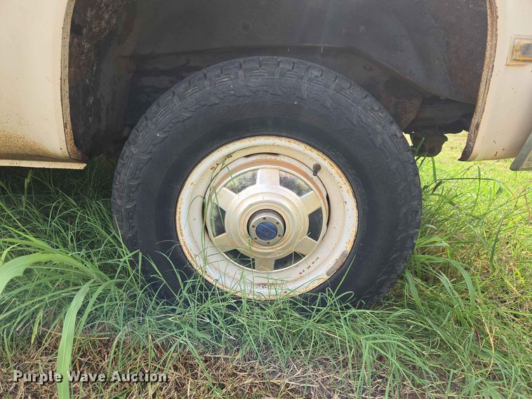 image for item EW8587 1987 Chevrolet Custom 20 bale bed pickup truck