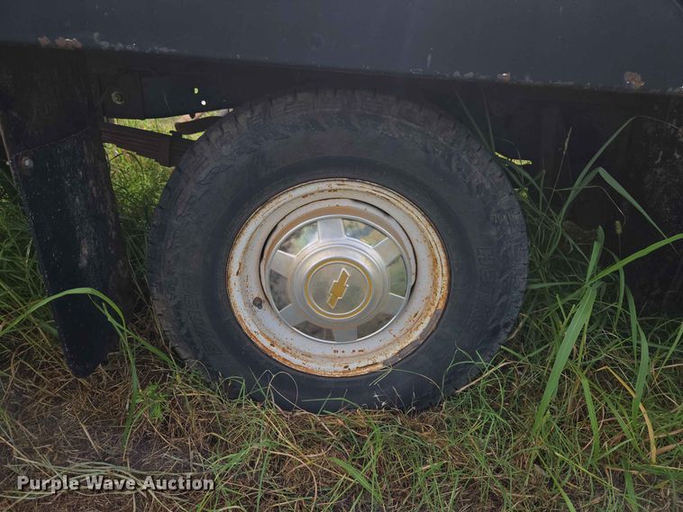 image for item EW8587 1987 Chevrolet Custom 20 bale bed pickup truck