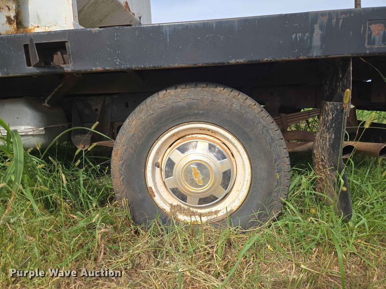image for item EW8587 1987 Chevrolet Custom 20 bale bed pickup truck