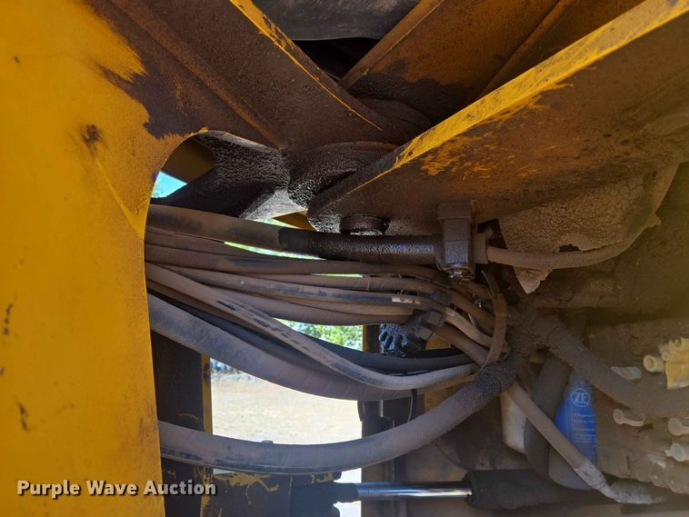 image for item EW8597 2001 John Deere 444H wheel loader