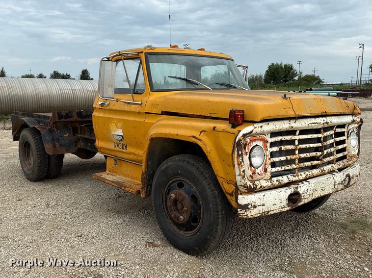 image for item EX2140 1978 Ford F600 flatbed truck
