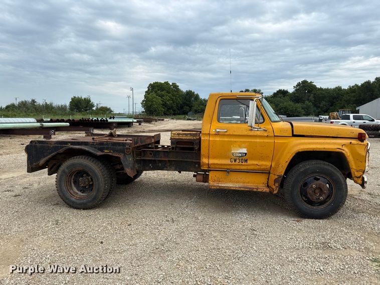 image for item EX2140 1978 Ford F600 flatbed truck