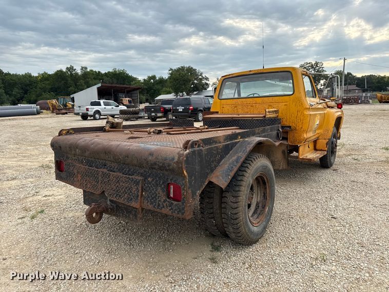 image for item EX2140 1978 Ford F600 flatbed truck