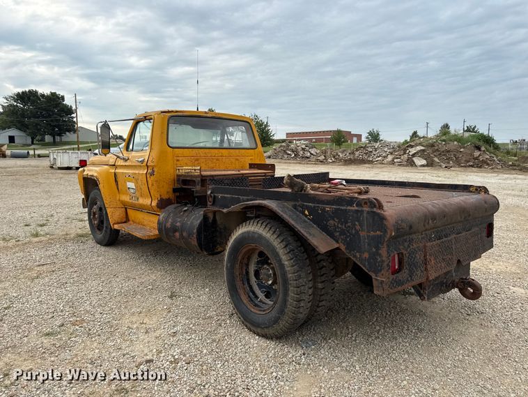 image for item EX2140 1978 Ford F600 flatbed truck