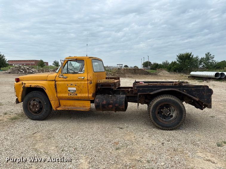 image for item EX2140 1978 Ford F600 flatbed truck