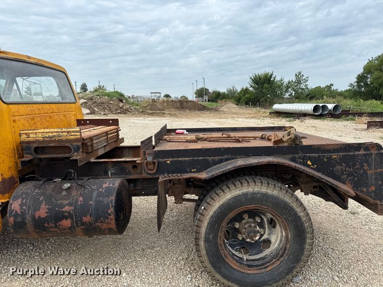 image for item EX2140 1978 Ford F600 flatbed truck