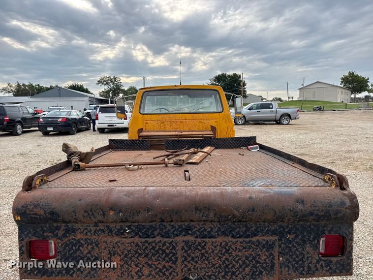 image for item EX2140 1978 Ford F600 flatbed truck