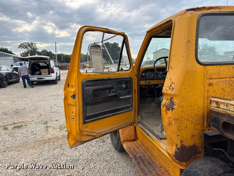 image for item EX2140 1978 Ford F600 flatbed truck