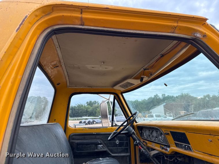 image for item EX2140 1978 Ford F600 flatbed truck