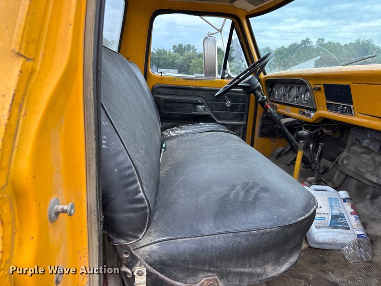 image for item EX2140 1978 Ford F600 flatbed truck