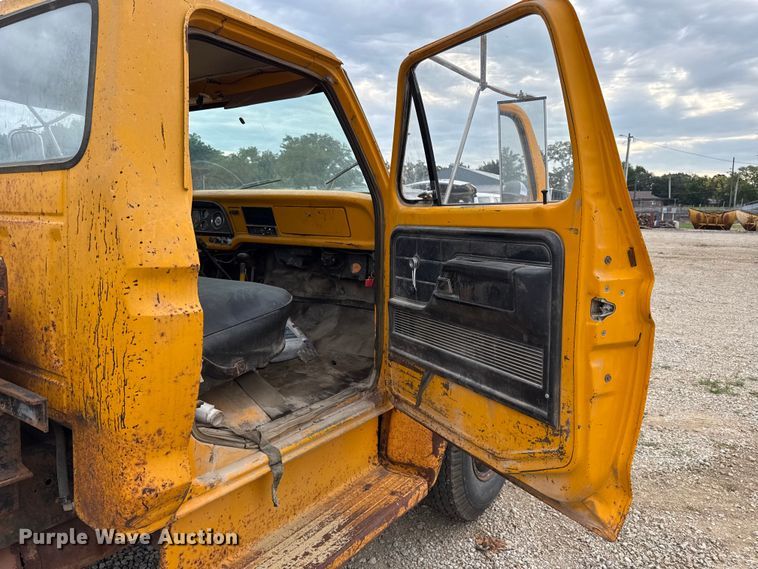 image for item EX2140 1978 Ford F600 flatbed truck