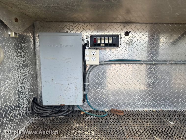 image for item FB5729 1991 International 4700 rescue vehicle 