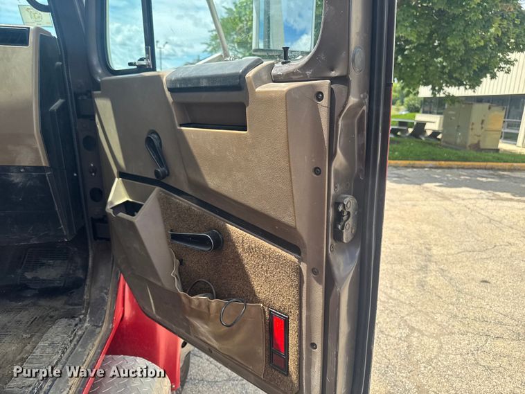 image for item FB5729 1991 International 4700 rescue vehicle 