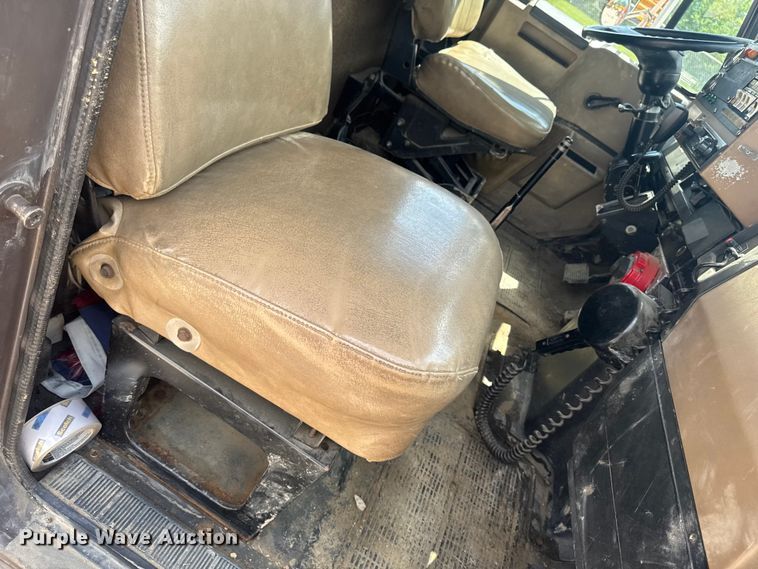 image for item FB5729 1991 International 4700 rescue vehicle 