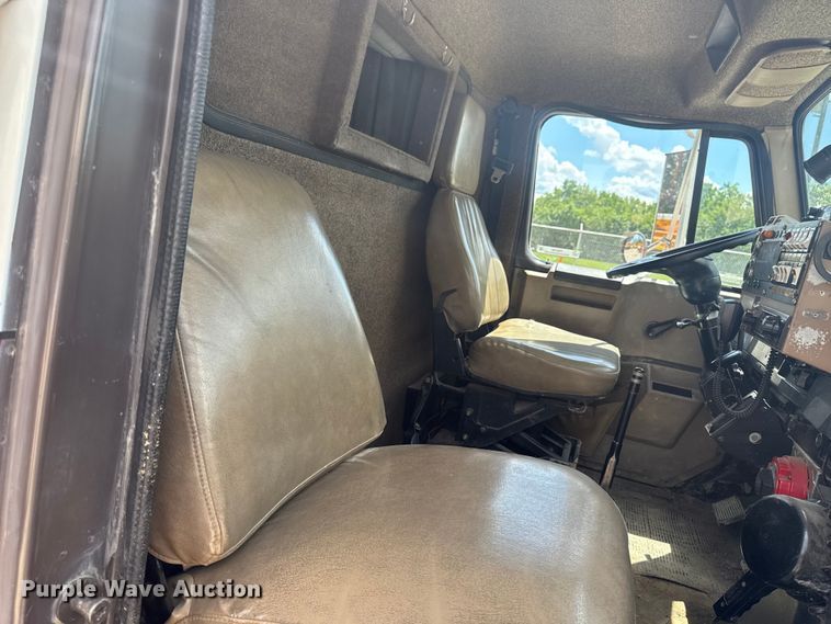 image for item FB5729 1991 International 4700 rescue vehicle 