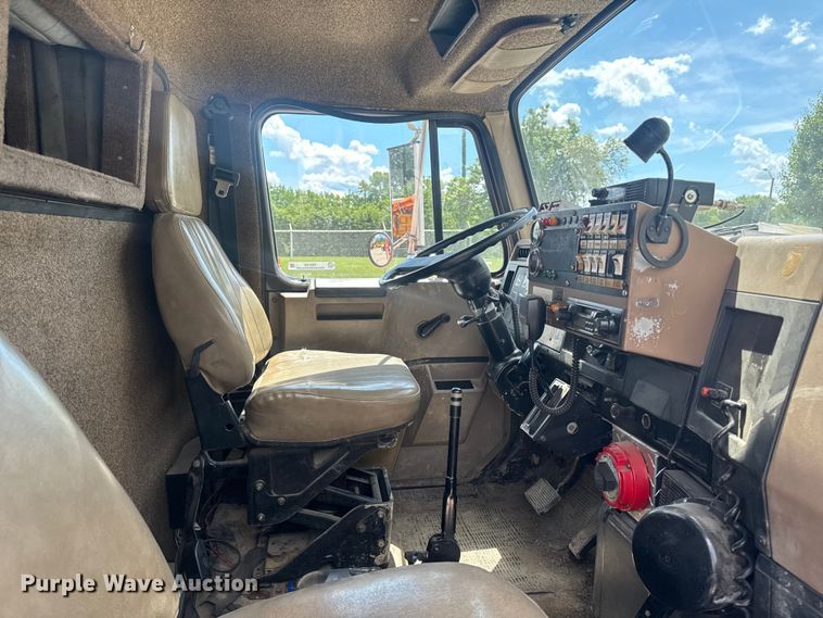 image for item FB5729 1991 International 4700 rescue vehicle 