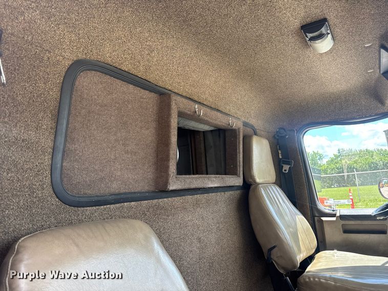 image for item FB5729 1991 International 4700 rescue vehicle 