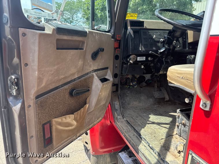 image for item FB5729 1991 International 4700 rescue vehicle 