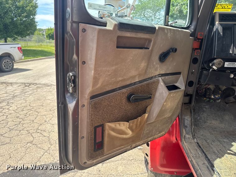 image for item FB5729 1991 International 4700 rescue vehicle 